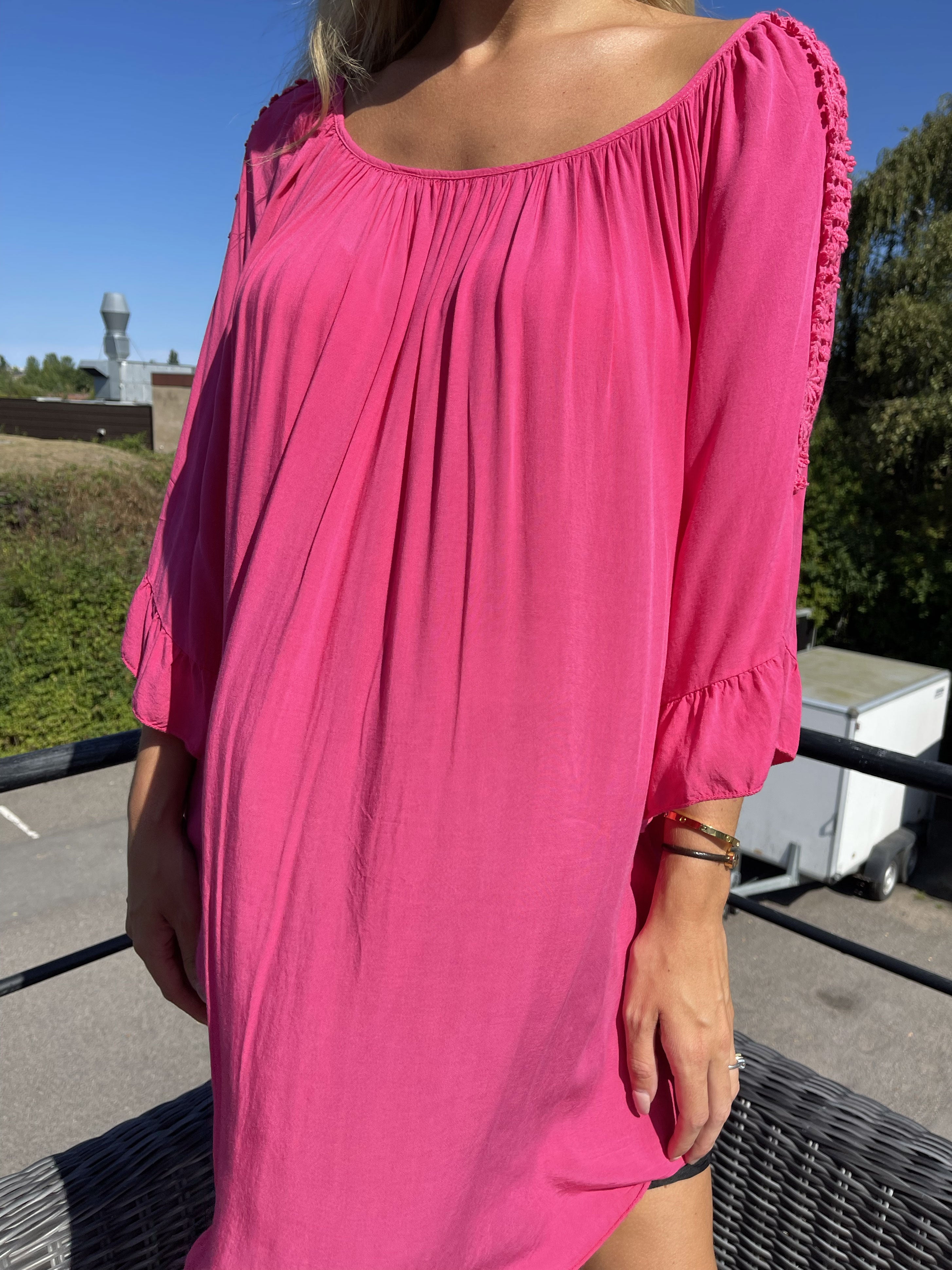 Samara - Söt lös tunika med broderier på ärmarna